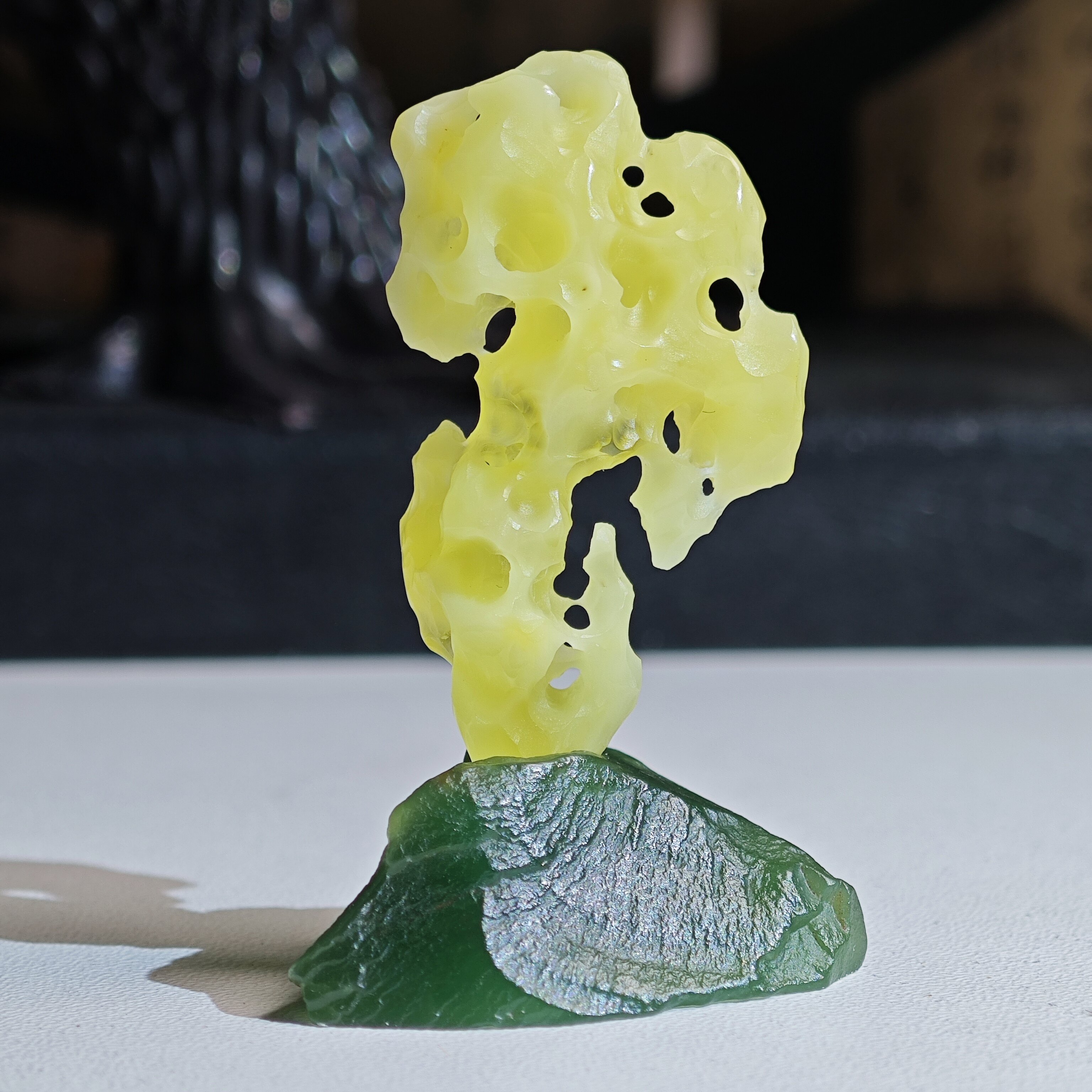 5.4x2.8x3.2cm,2.64克,琥珀蜜蜡太湖石摆件西安绿底座,完整