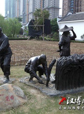割稻子主题雕塑玻璃钢仿铜人物雕塑干农活人物雕塑户外公园景观