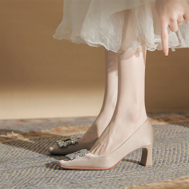 裸色高跟鞋秋冬绸缎水钻方头绝美粗跟女新款浅口时尚简约低跟单鞋