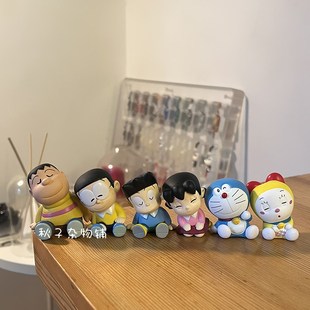 日漫卡通歪头叮k当猫胖虎小夫静香大雄桌面装饰车载小摆件公仔