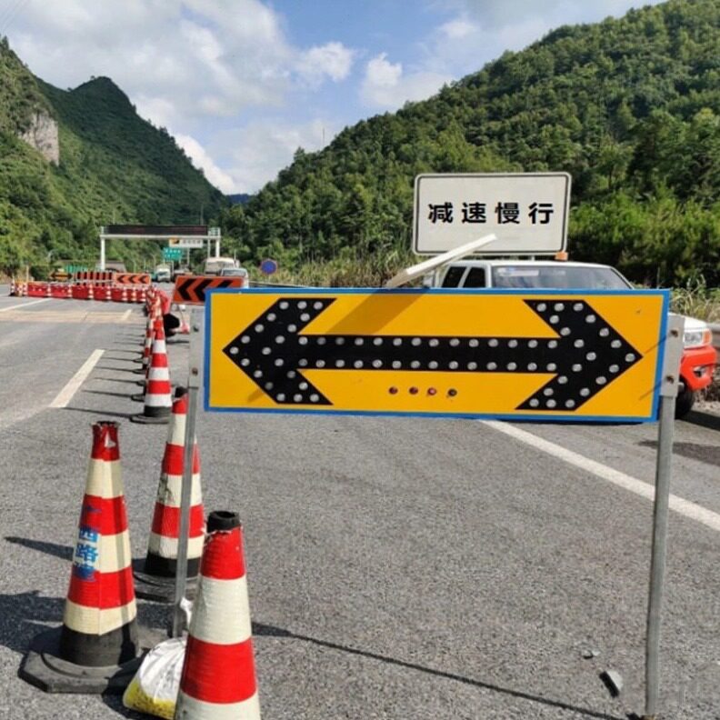 直销跨境贸易铝板圆形方形太阳能标牌道路警告标志牌速公路指示牌