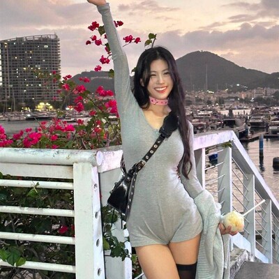 灰色一件式连衣裤i独特早春2024新款V领连身裤高冷御姐风打底裙裤