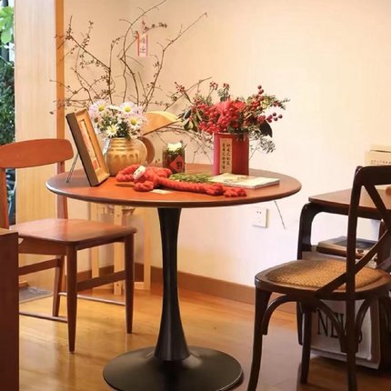 北欧复古郁金香胡桃圆形实木圆桌餐桌家用小户型咖啡阳台