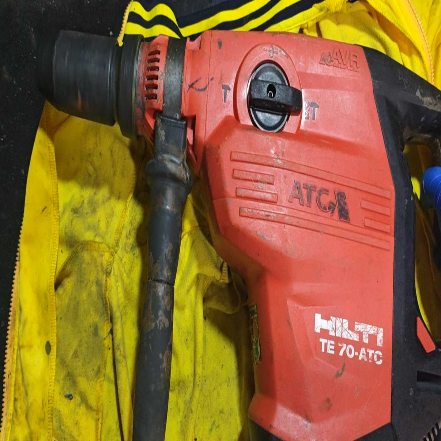询价喜利得TE70-ATC电锤。原装220伏电压。维修过可正常使