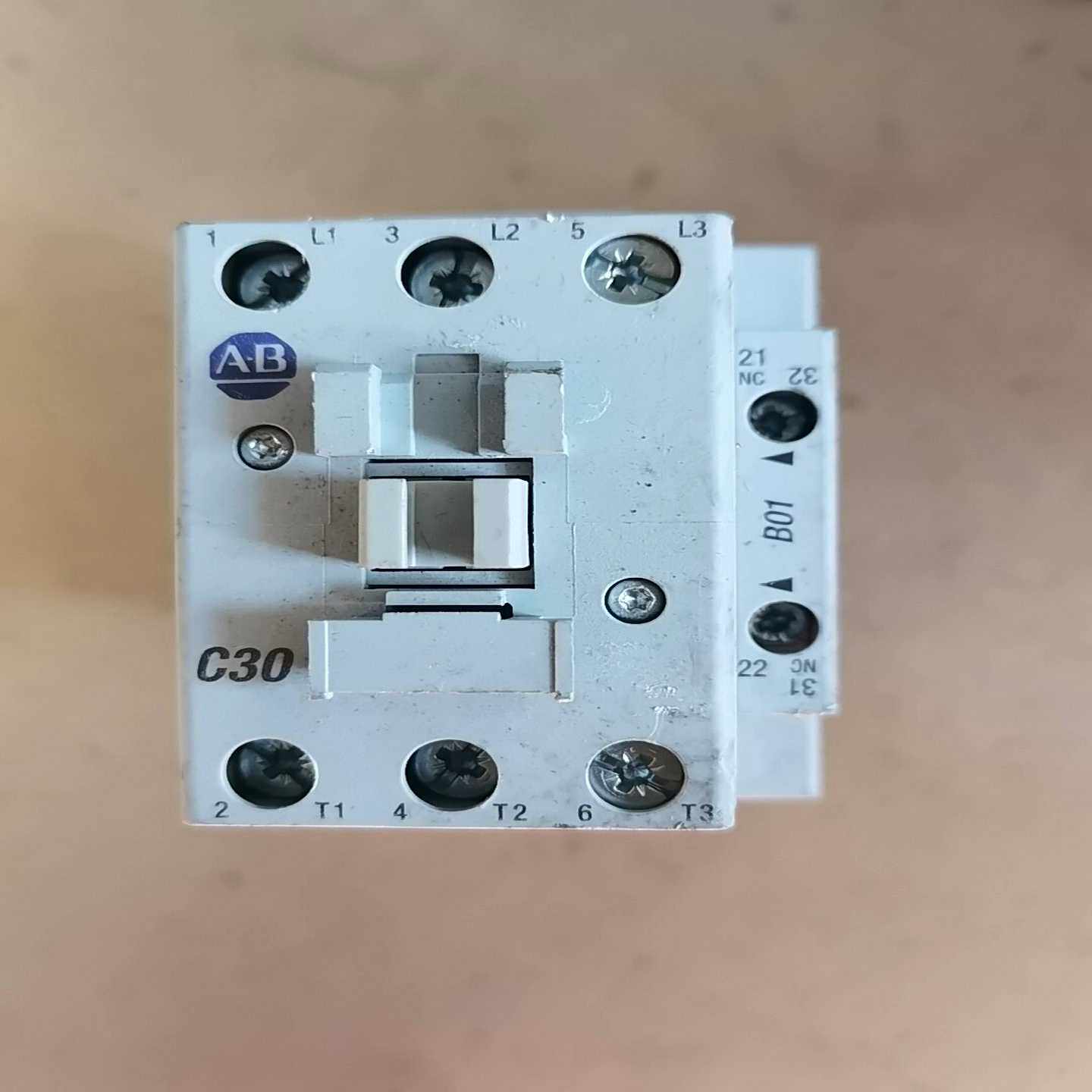 出售一只AB-100-C30D接触器，轻微使用痕迹。这款产品--议价商品