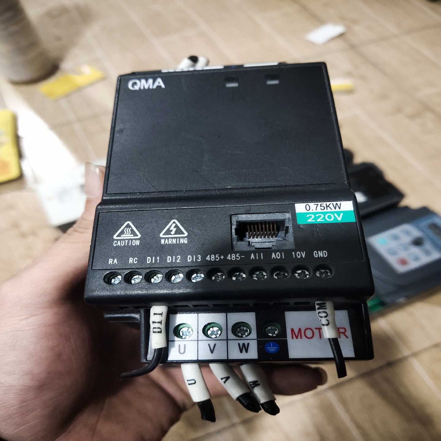 QMA变频器A100－0R7－21A变频调速控制器0.75K【白零商行】