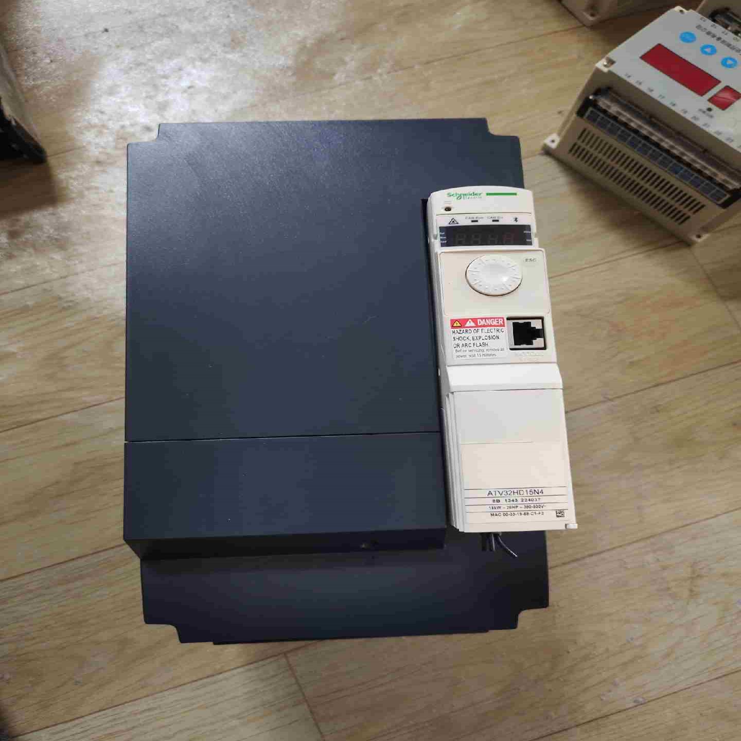 (询价)9成新变频器atv32hd15n4 15kw 380v