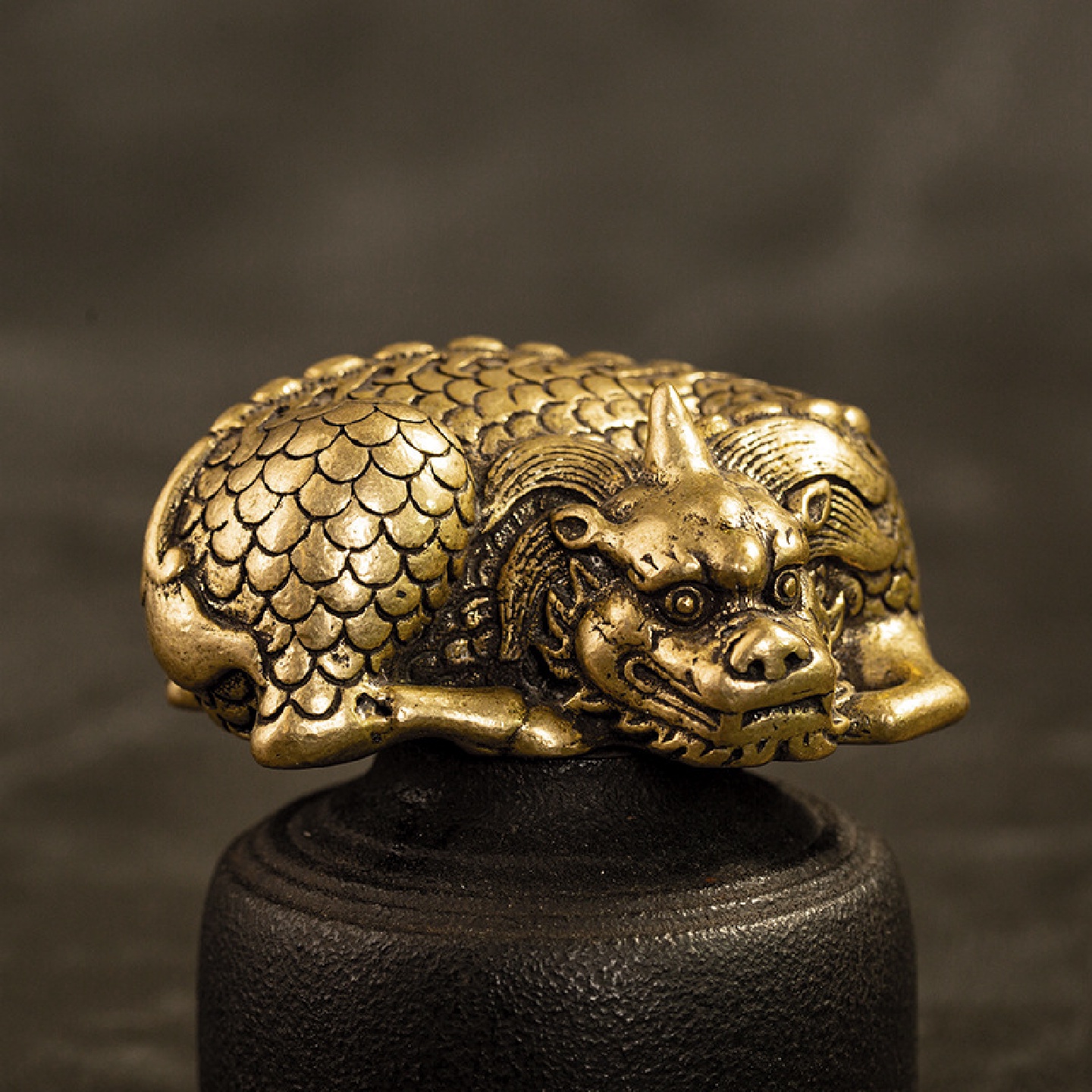 铜器古玩黄铜麒麟摆件创意装饰品个性貔貅复古麒麟桌面摆件手把件