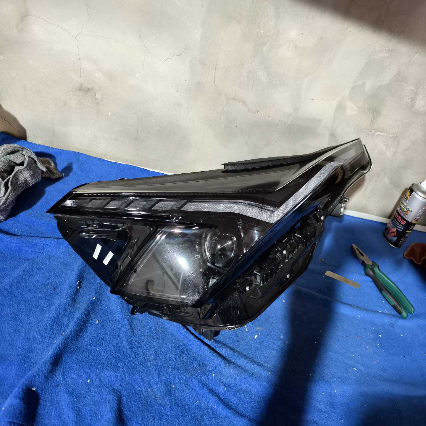 长安欧尚z6混动左前大灯，灯爪齐全--议价商品