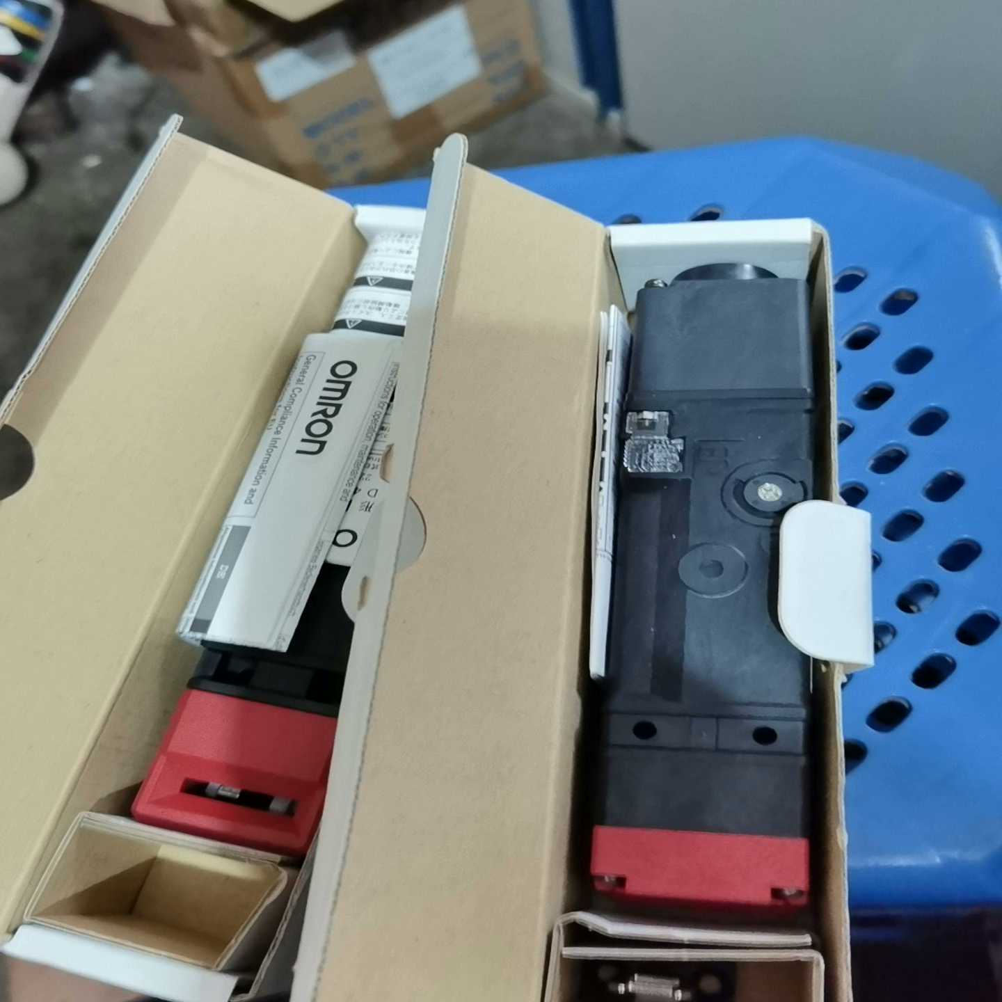 电磁锁安全门开关D4SL-N4HFG-D，带包装适用