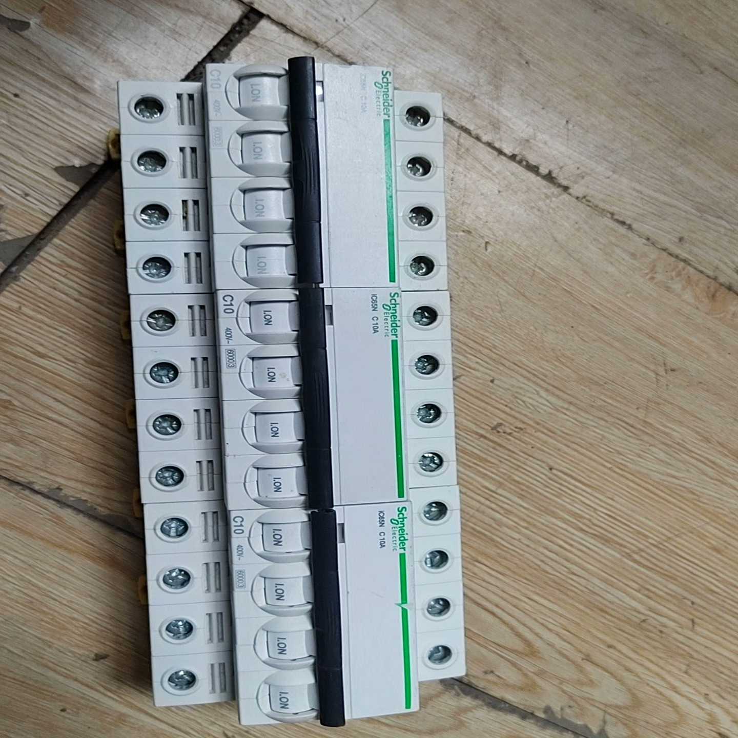 议价施耐德断路器iC65N，4P，C10A，A9F18410，