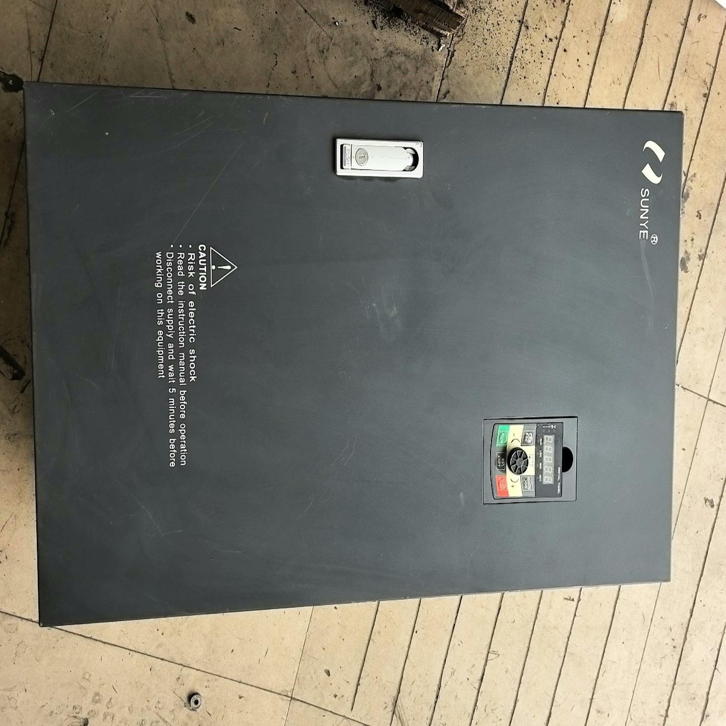 询价拍~日业变频器CM530H,160G/185P,功能正常,标签没