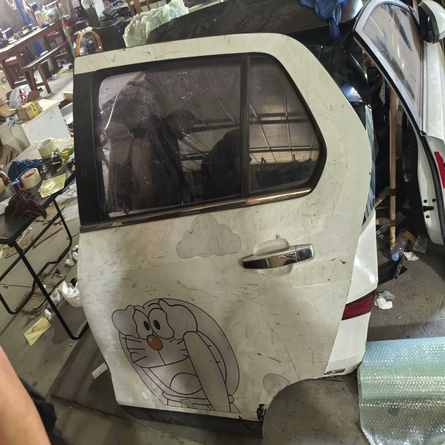别克创酷左后门，原装拆车件，白色车身带哆啦A梦贴画。门板成色-