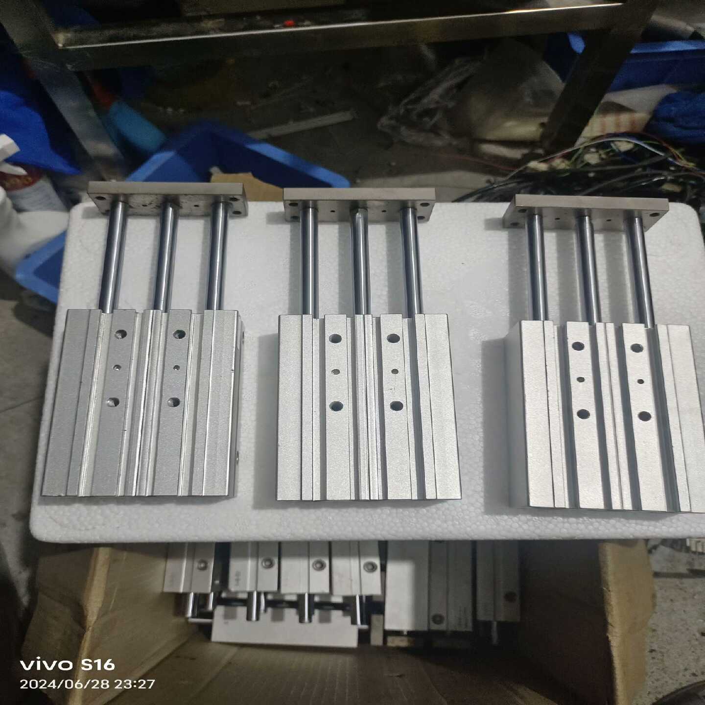 议价亚德客三杆气缸，TCL20X80S，还有19个，成色如