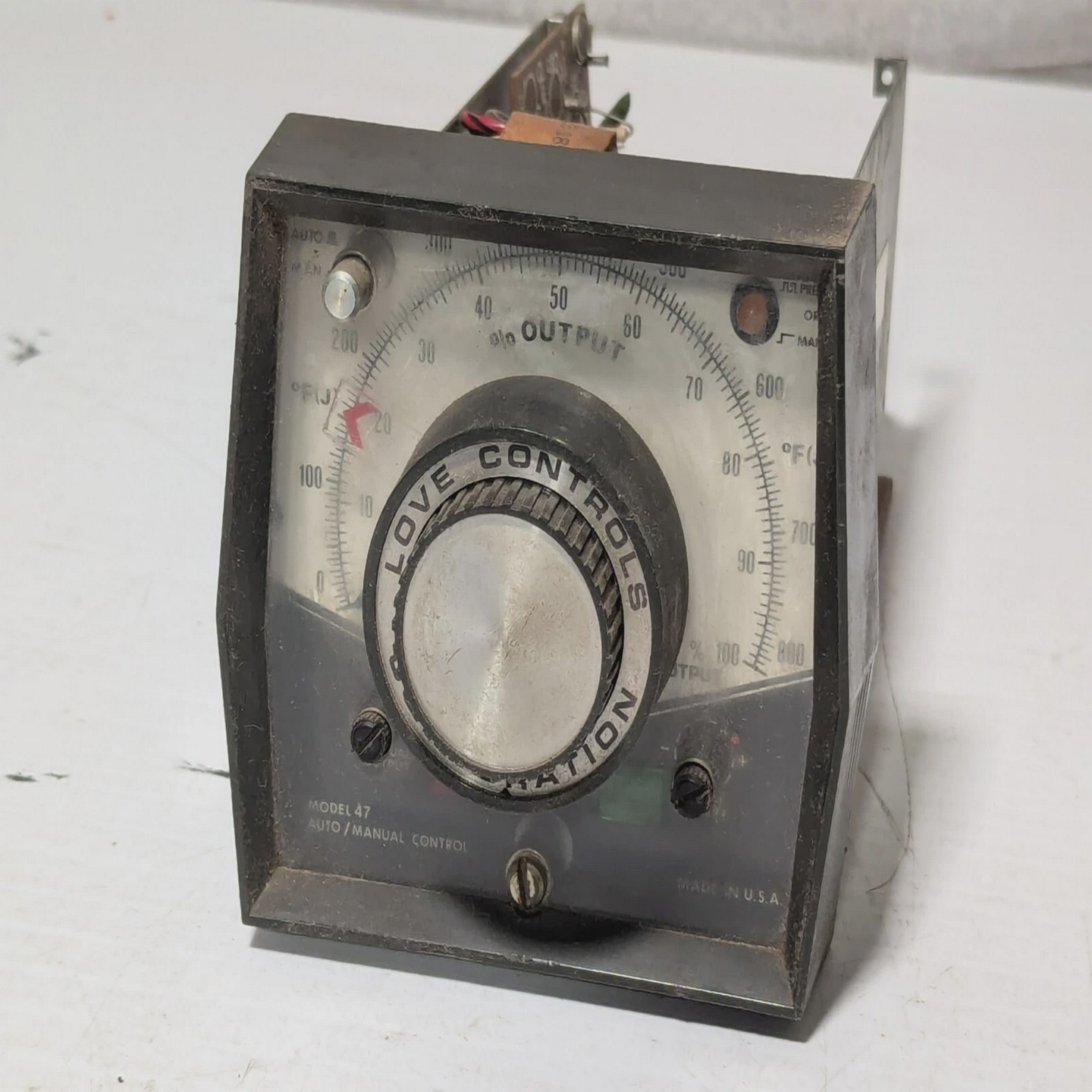 LoveControls型号47自动/手动0-800F温度控制器如图所示