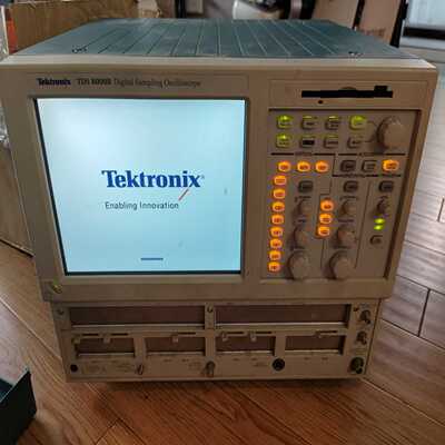 TDS8000B示波器，开机如图，要的联系，价格友好协商。(亚飞商行