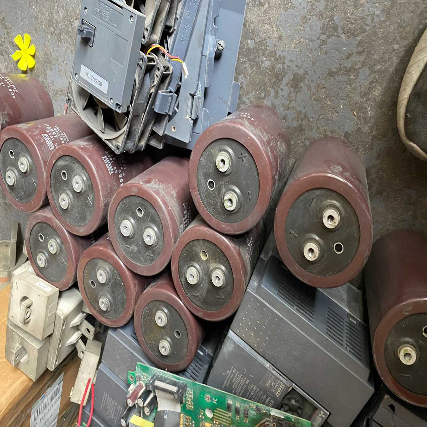 议价安川变频器拆出的电容400V4500uf12个适用