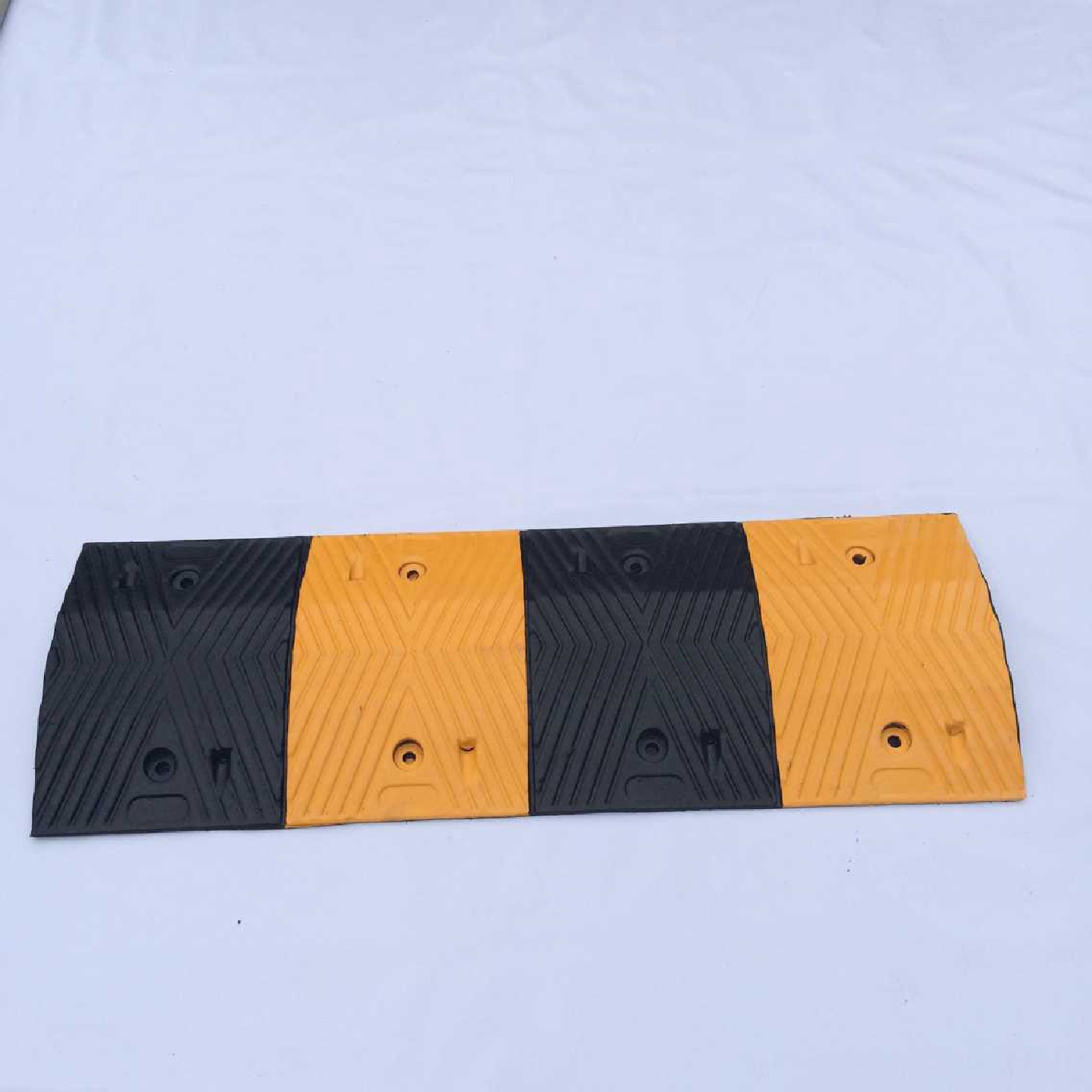 厂家供应人字形橡胶减速带减速板路拱等各种交通设施产品