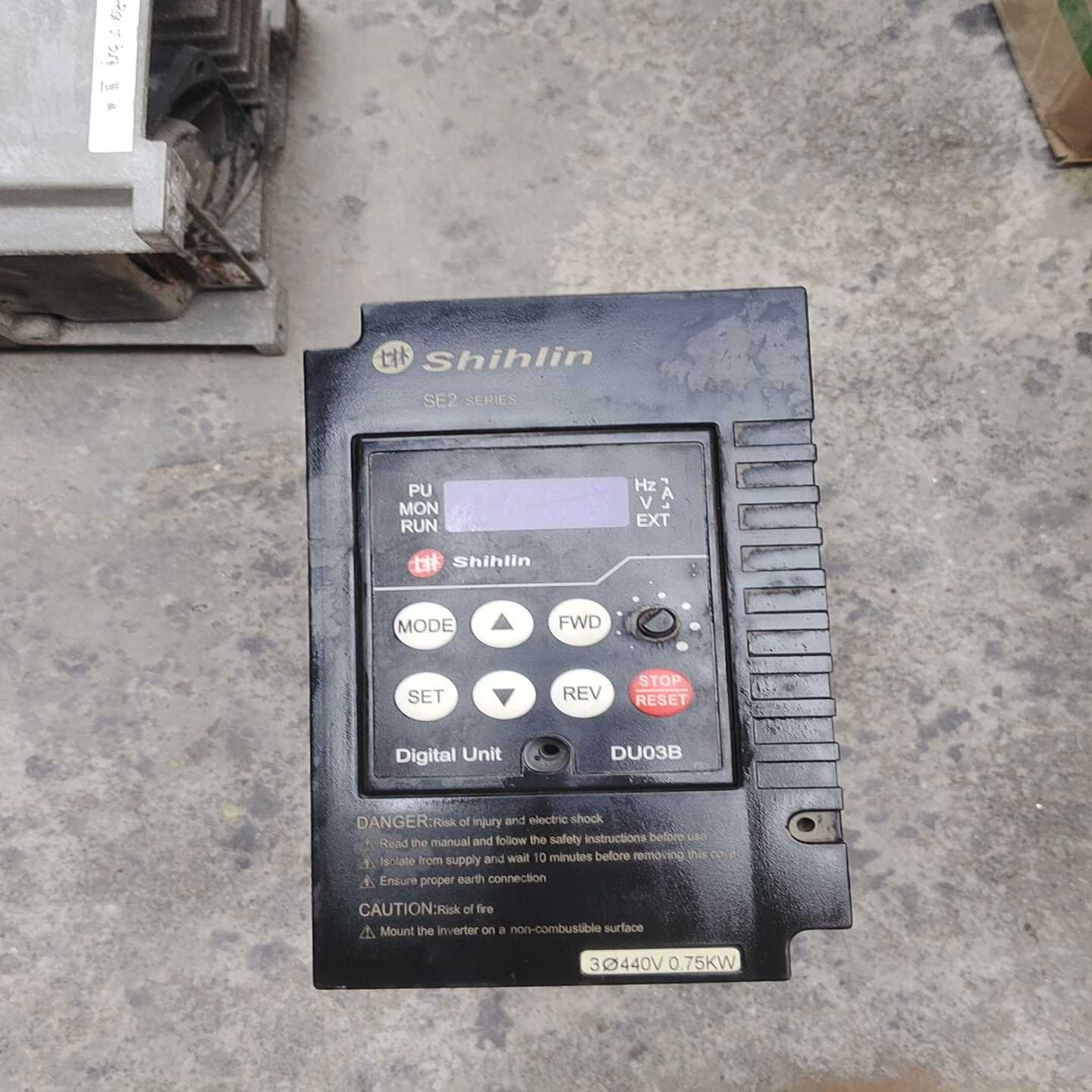 议价士林SE2-043-0.75K-D变频器有两台实图包好1