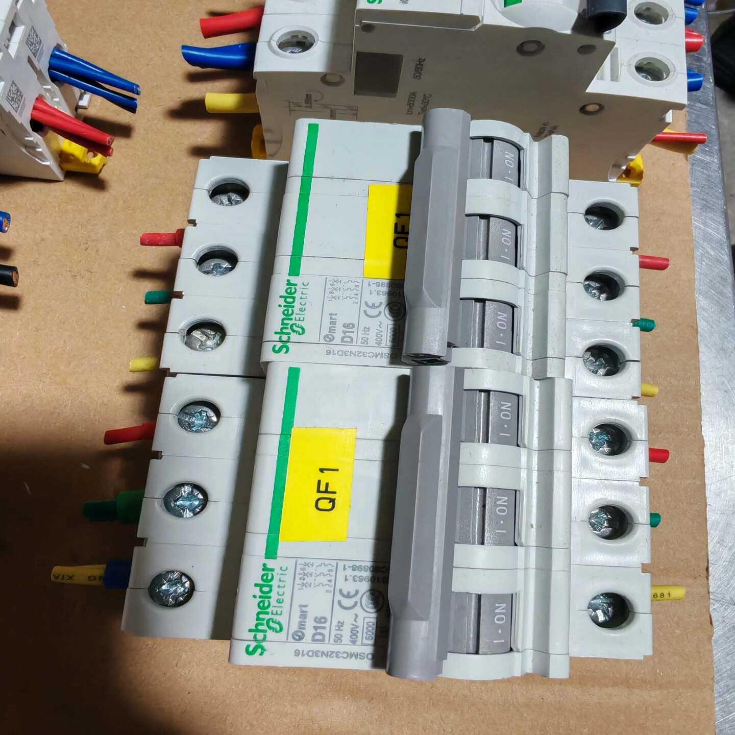 施耐德电气空气开关，型号多样，包含OSMC32N1C16、i-询价客服