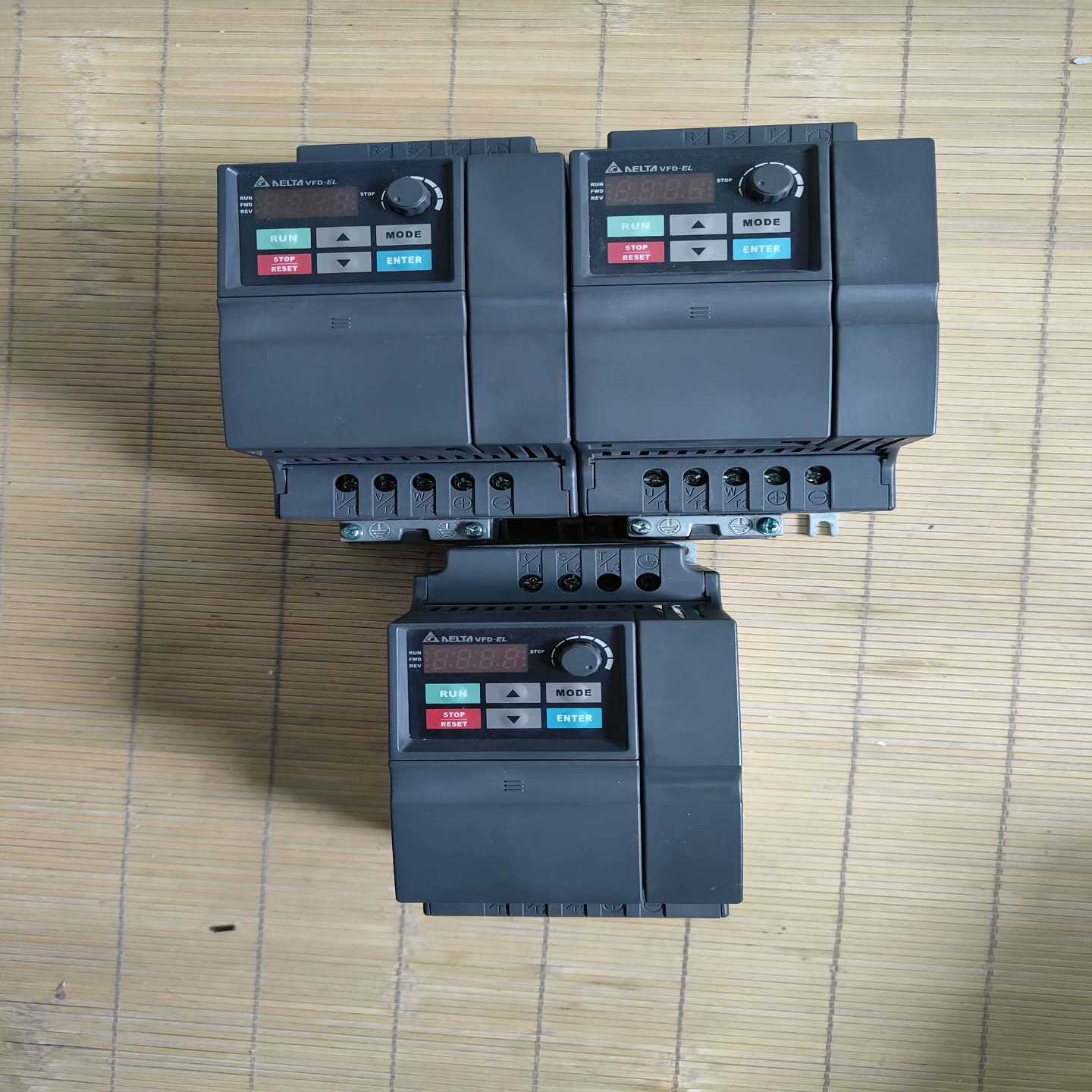 台达变频器2.2kw三相输入VFD022EL21A，~询价