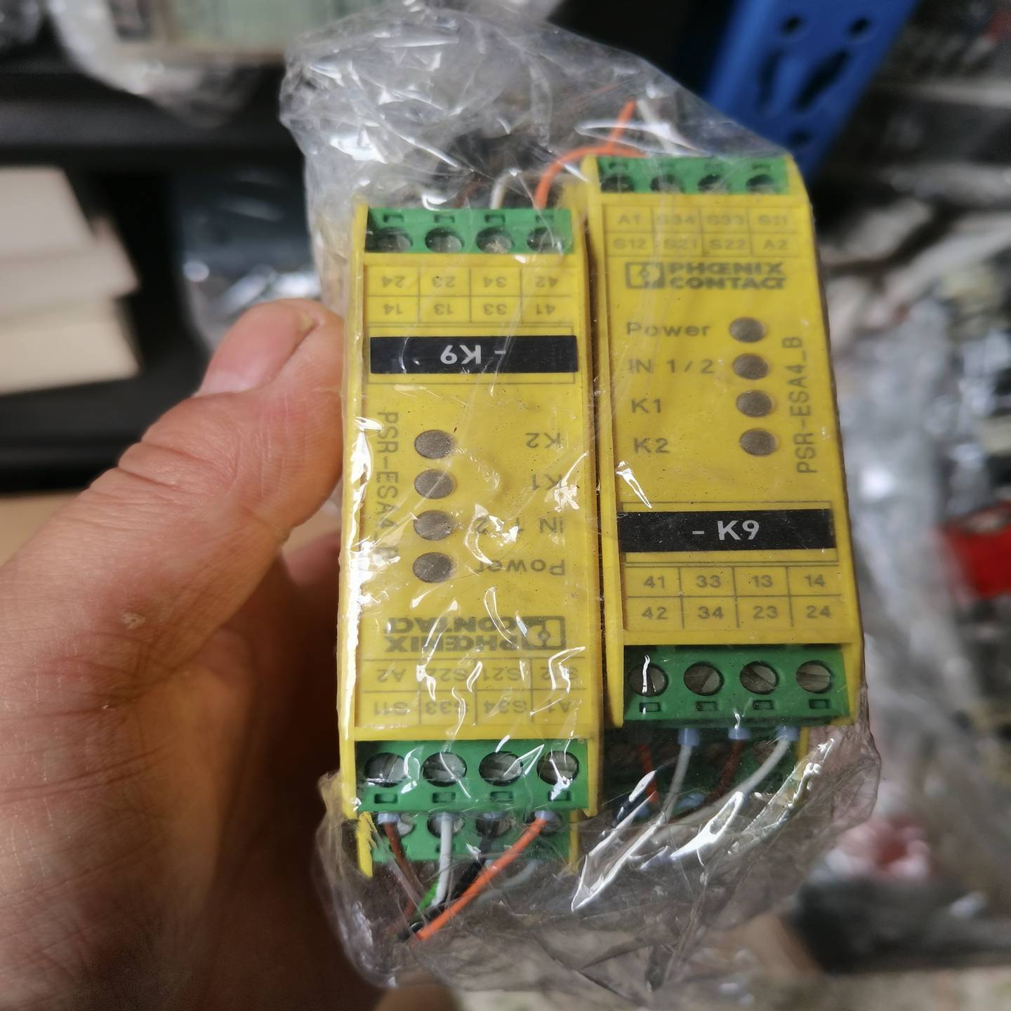 出这款菲尼克斯品牌的继电器采用醒目的黄色外壳设计型号为75