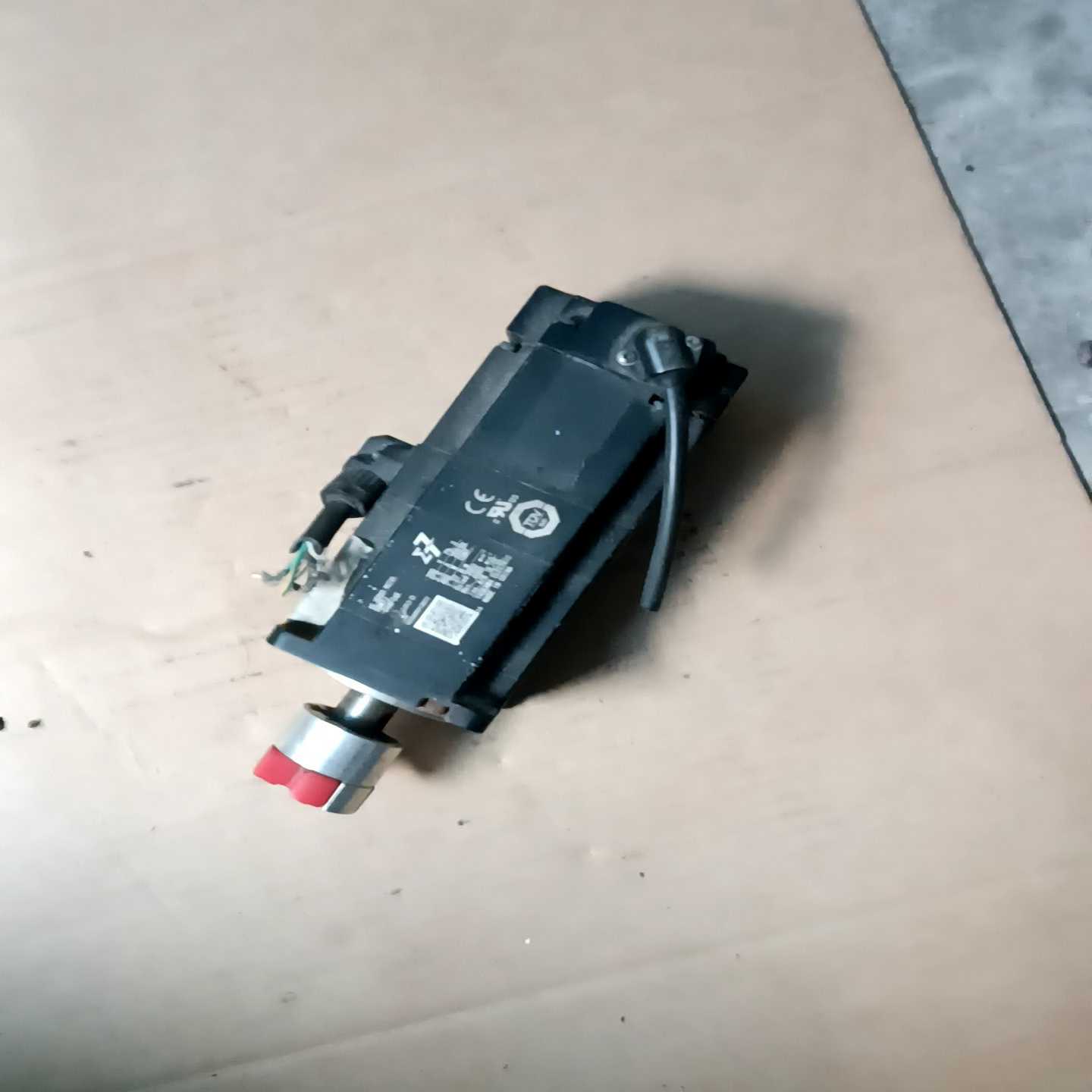 询价安川电机SGM7J-04AFC6E，400W。注意：电机编码