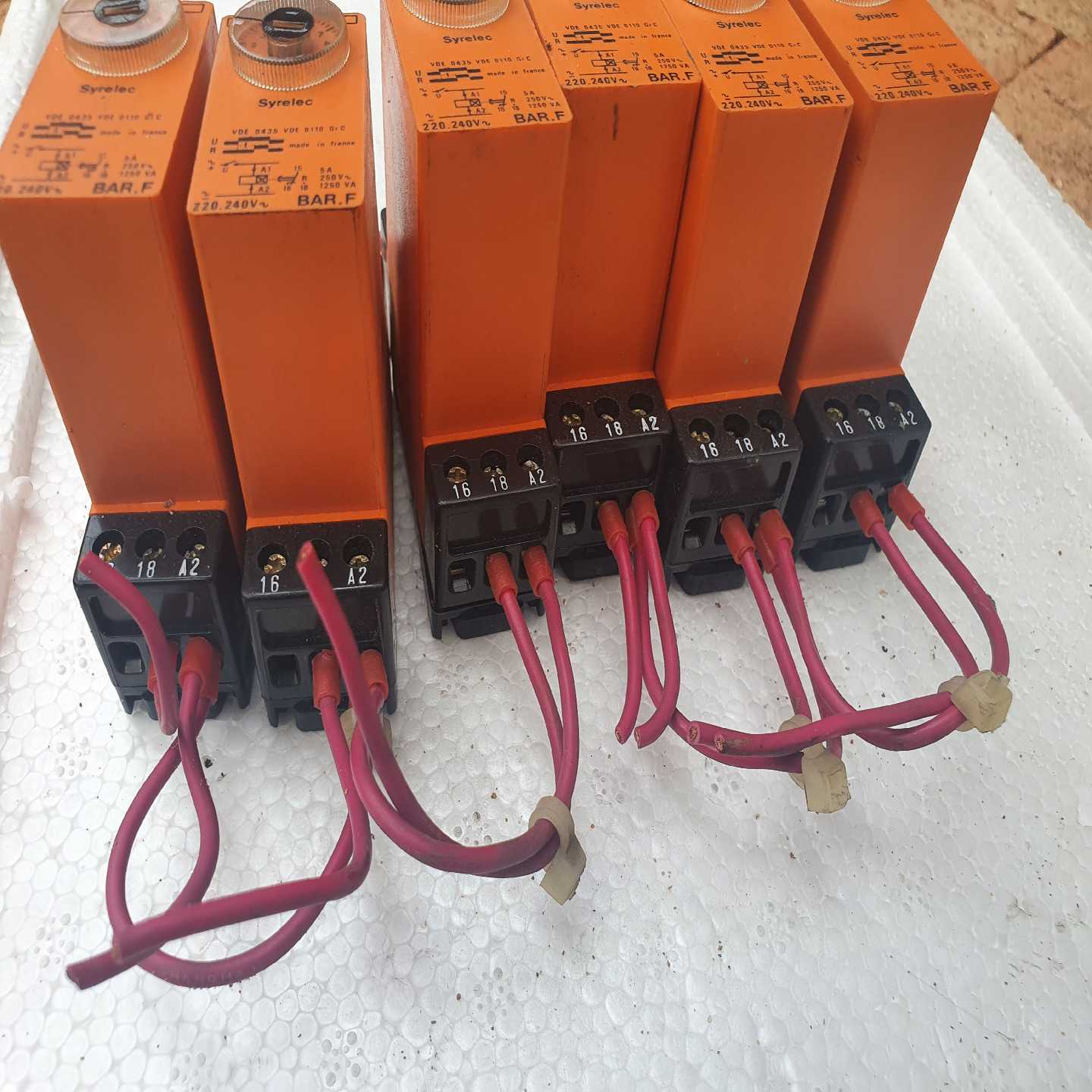 SYRELEC时间继电器450一个。设备上直接拆的，成色如图(亚飞商行