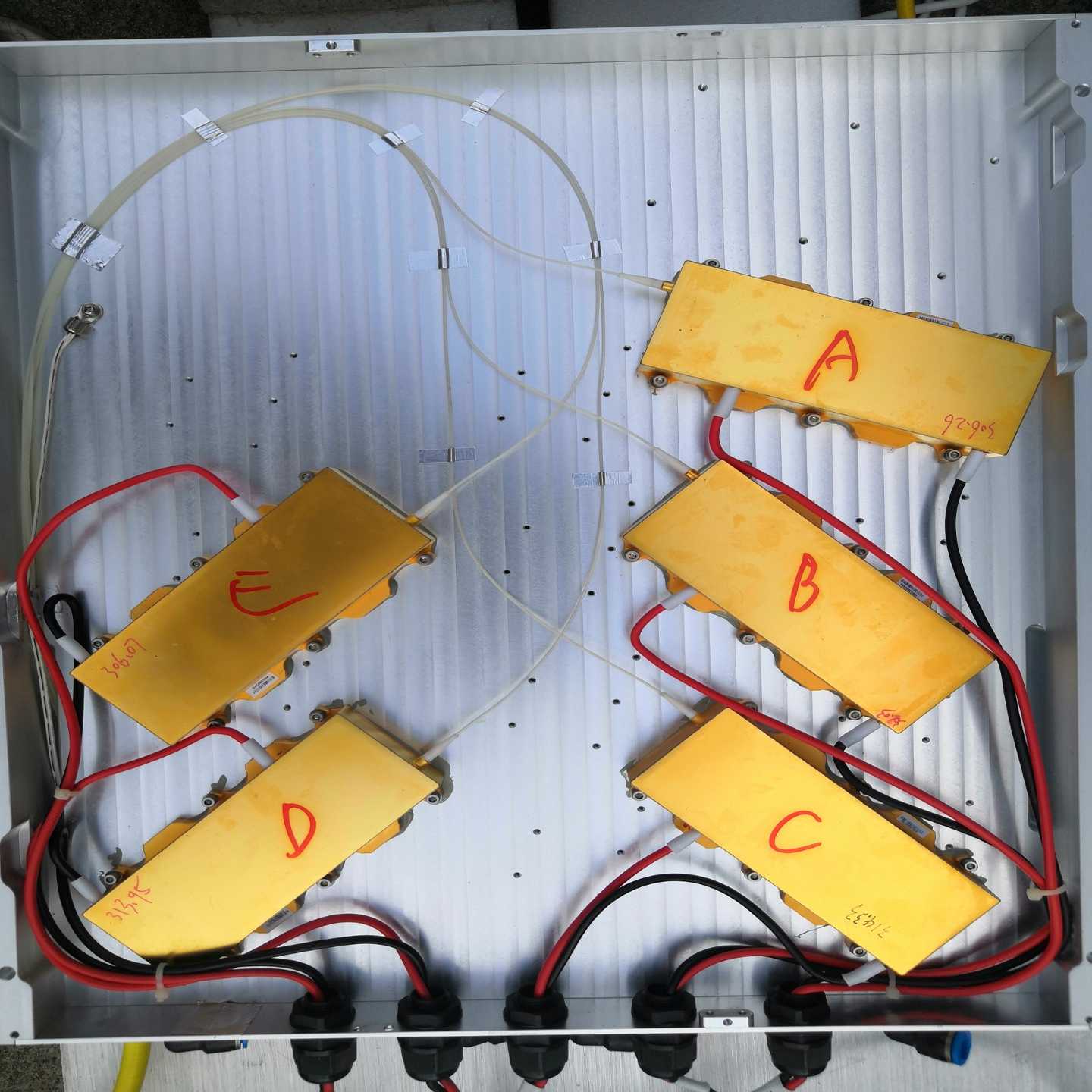 锐科激光器泵浦源，功能完好正常。实物拍摄，外观成色如图，外面