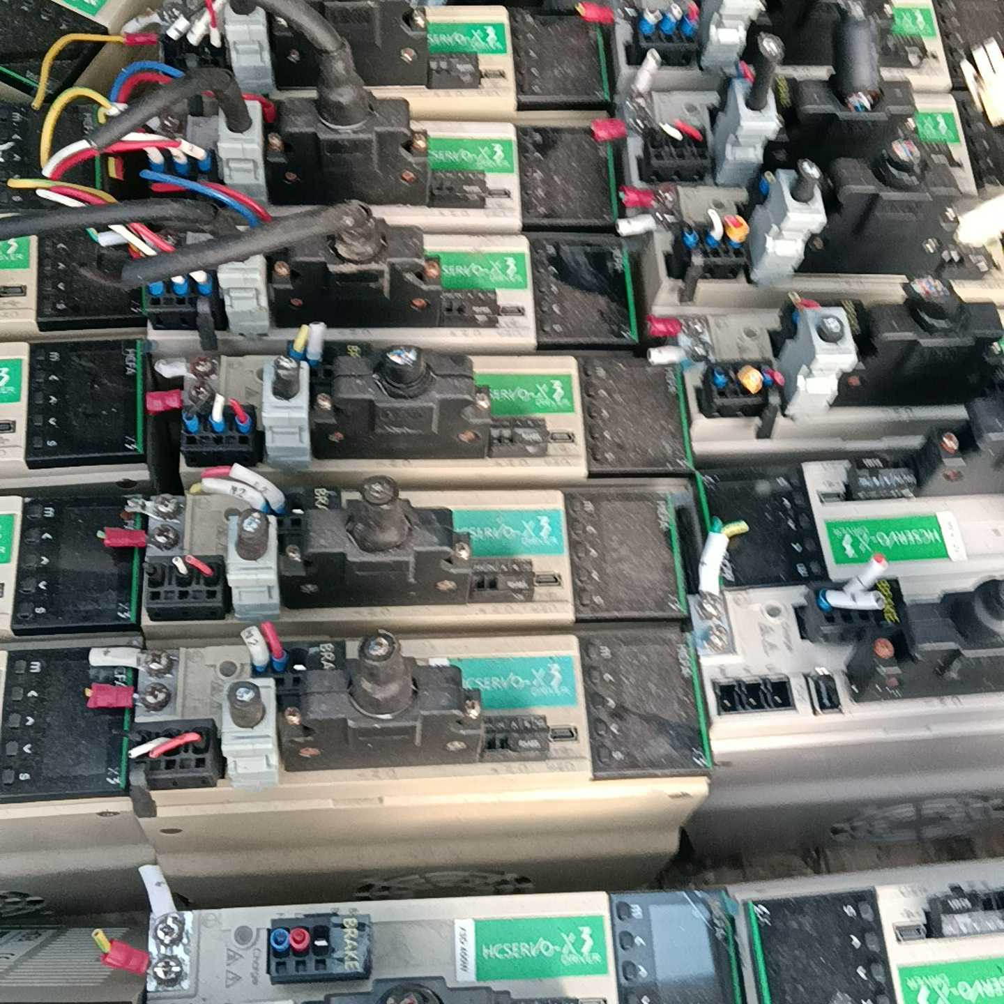 出禾川SV-X3DA040A-D伺服驱动器，绿色外壳，紧凑设--议价商品