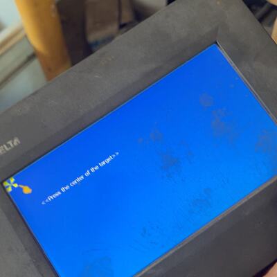 触摸屏DOPB07S410开机屏幕显示成色如图其议价及维修！