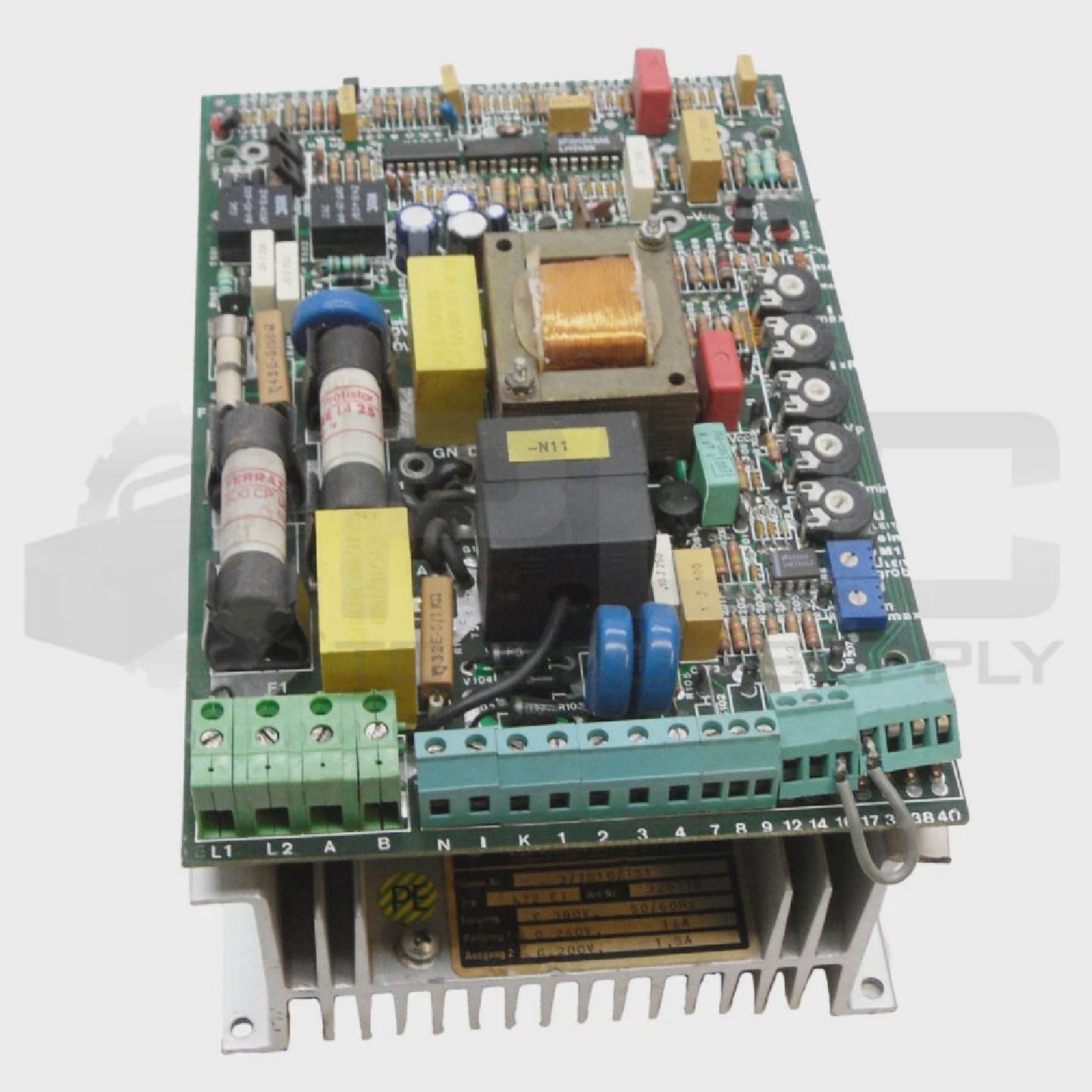 STAHLKONTOR 320378 Convertisseur LENZE 380V 5060HZ 16A - 实物图
