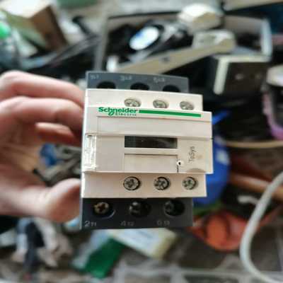 询价~LC1D32Q7C接触器，带包装实物图。