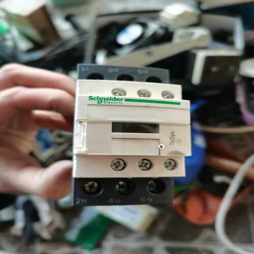 询价~LC1D32Q7C接触器，带包装实物图。