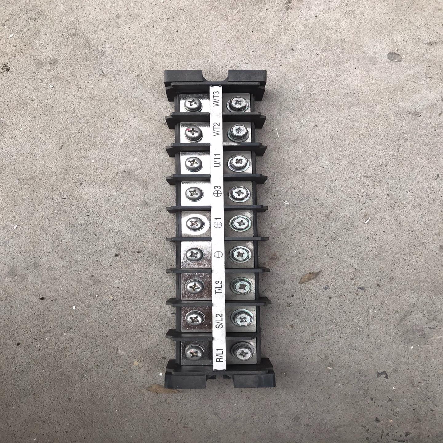 询价拍~安川A1000变频器拆下 接线排 55/45kw