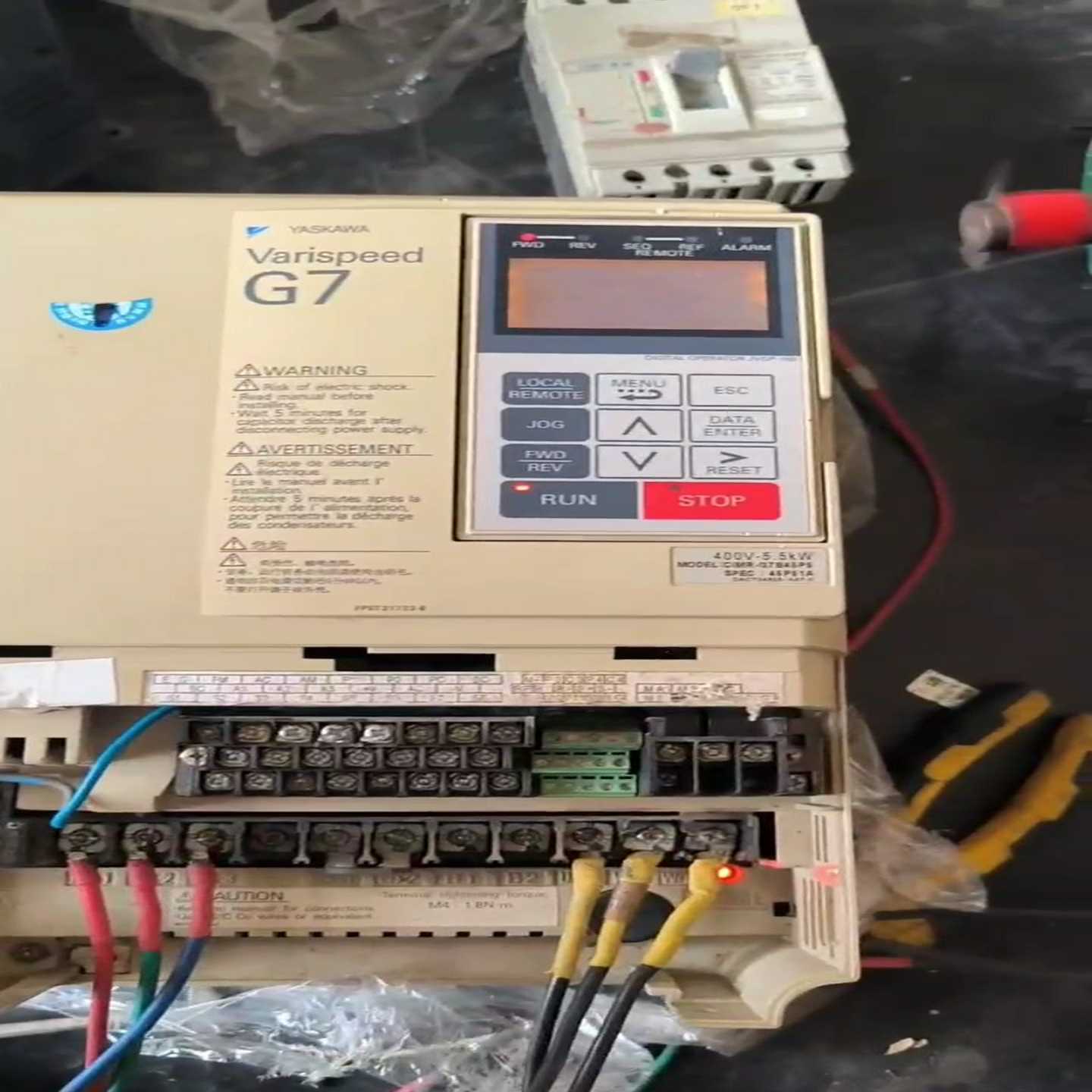 议价安川变频器台拆机的7455有2台有一台少下盖适用