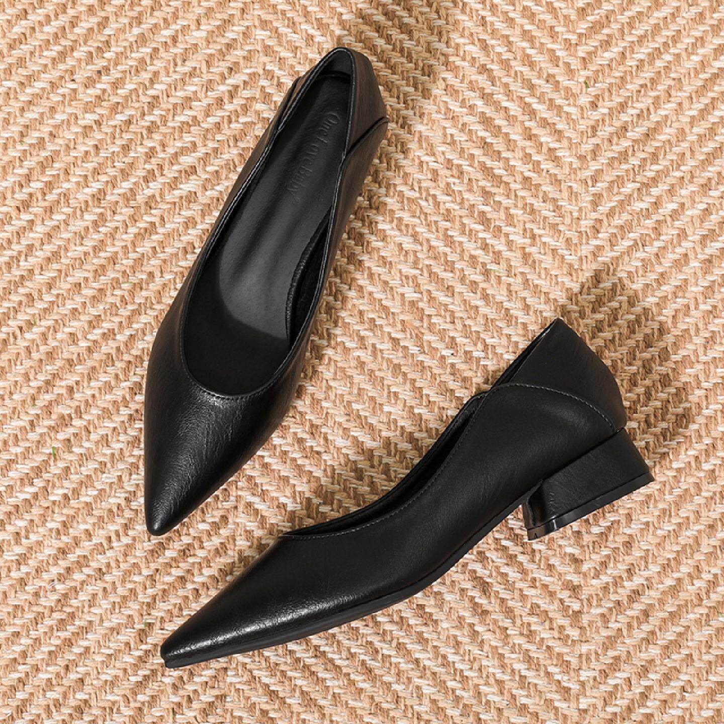 软皮软底工作鞋女黑色2025尖头平底单鞋久站不累脚通勤职业上班鞋