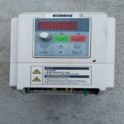正弦变频器。HC100-2R2-3B。2.2KW380V。实询价