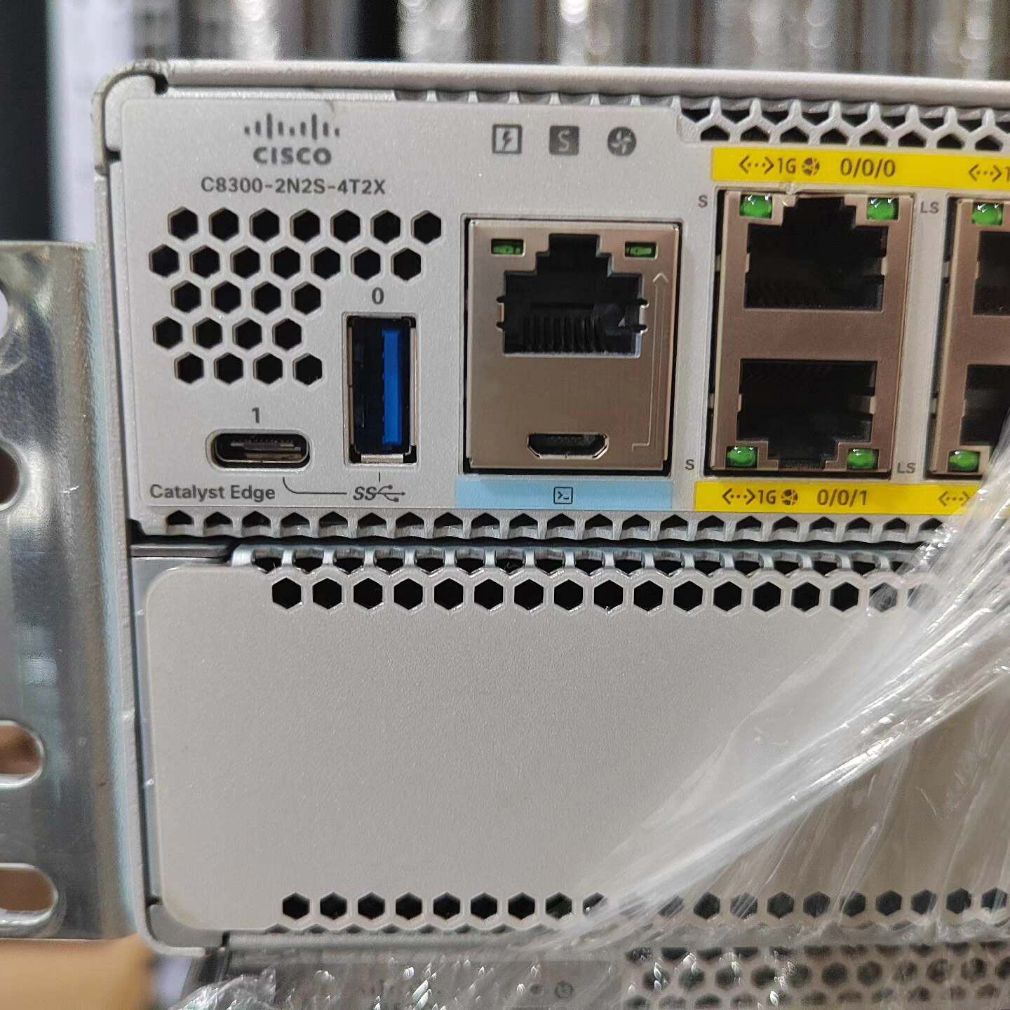 C8300-2N2S-4T2X  思科原装二手 机房下架，成--议价商品