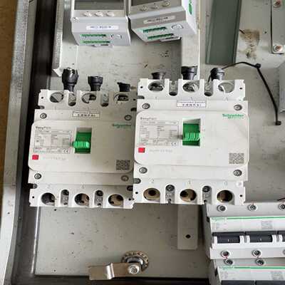 安装未使用过的。拆机的表面脏了施耐德EasyPact塑壳断路--议价商