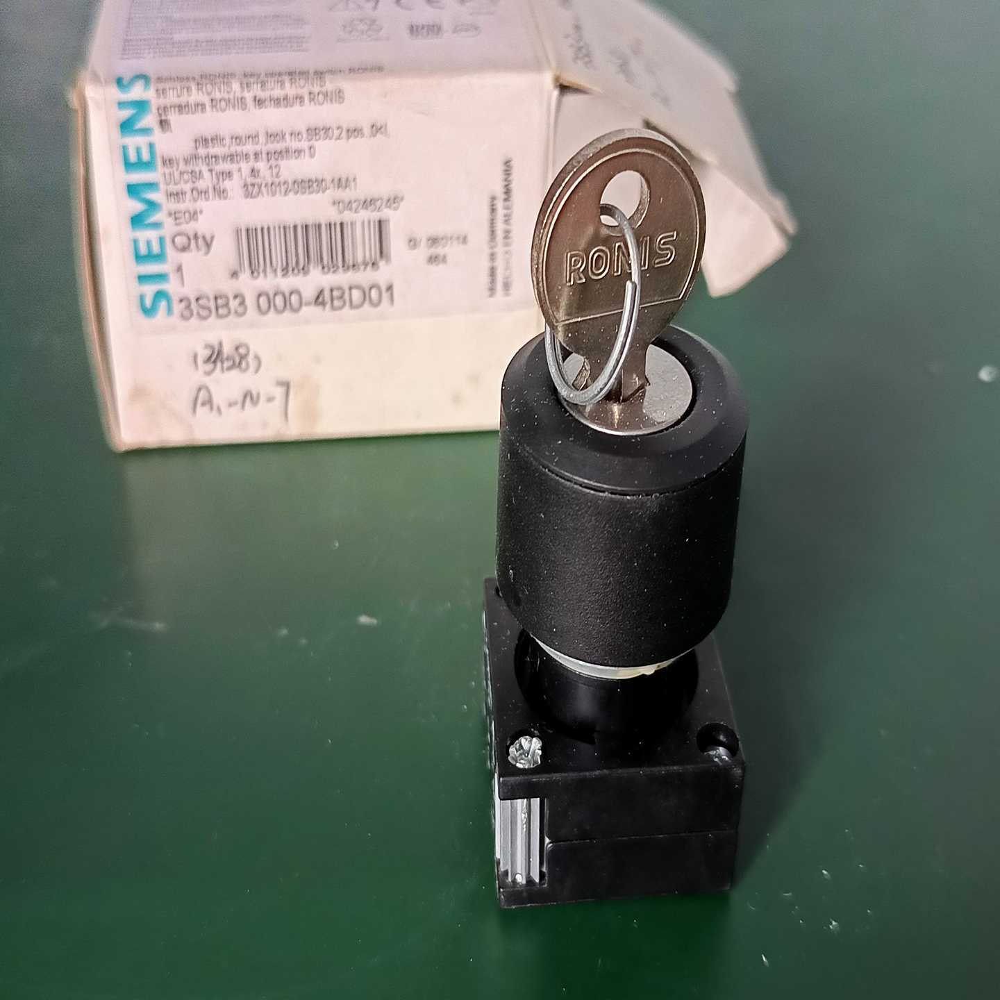 西门子钥匙开关3SB3000-4BD01，原装全新，项目-议价