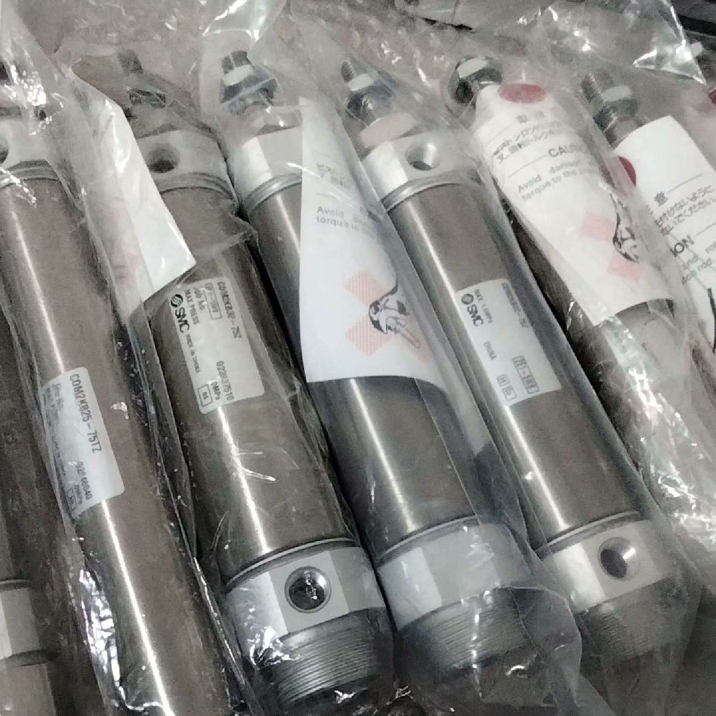 议价全新带包装SMC气缸数量八个绝对正品型号CDM2KB3议价