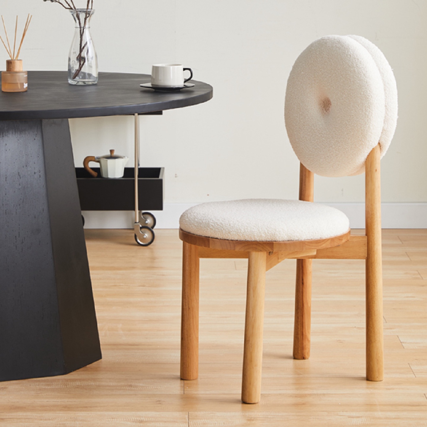 北欧设计师餐椅简约法式网红ins奶油风梳妆椅实木休闲靠背书桌椅