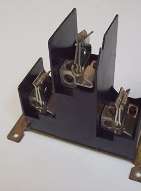 SQUARE D 4056602851 FUSE LOAD BASE 3POLE HOLDER  USED  FREE