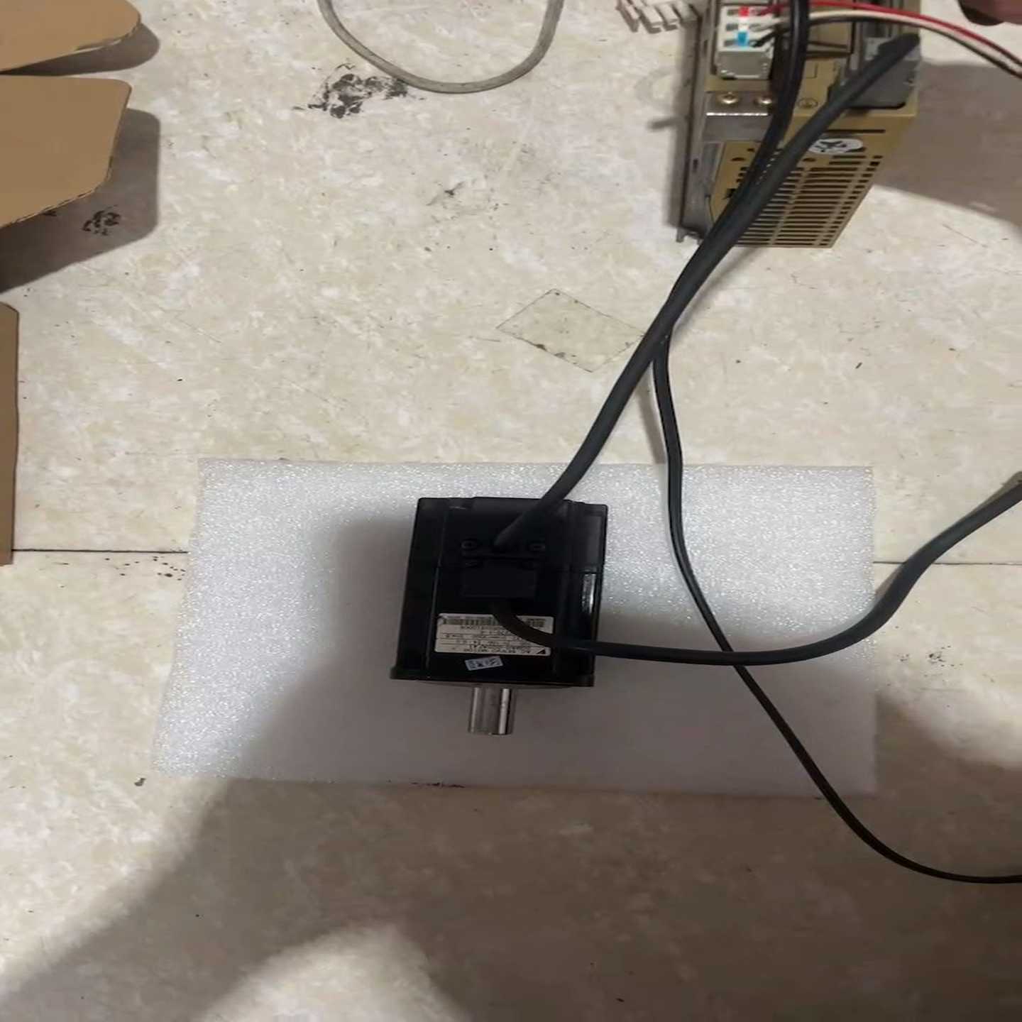 SGMAH-02BAF41安川伺服电机，成色如图质量（零零电子）