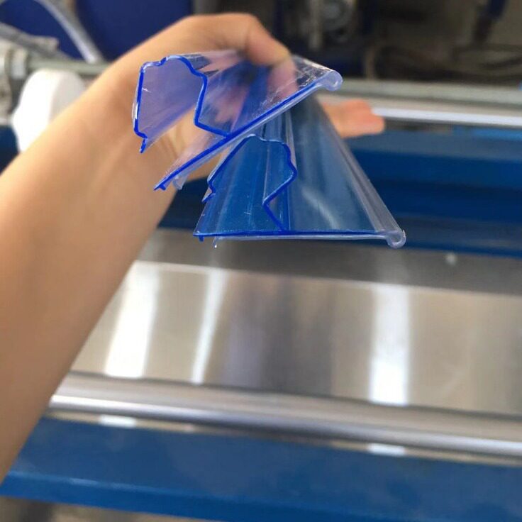 供应PVC双机共挤货架标价条异型材押出机 价格标签夹生产线