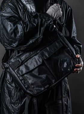 内核妄想「终夜」月牙型斜挎邮差单肩包机能战术户外通勤13寸