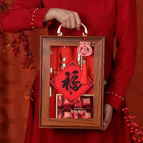 直销2025年古风新年礼盒木质开窗手提盒春节对联红酒年货包装礼物