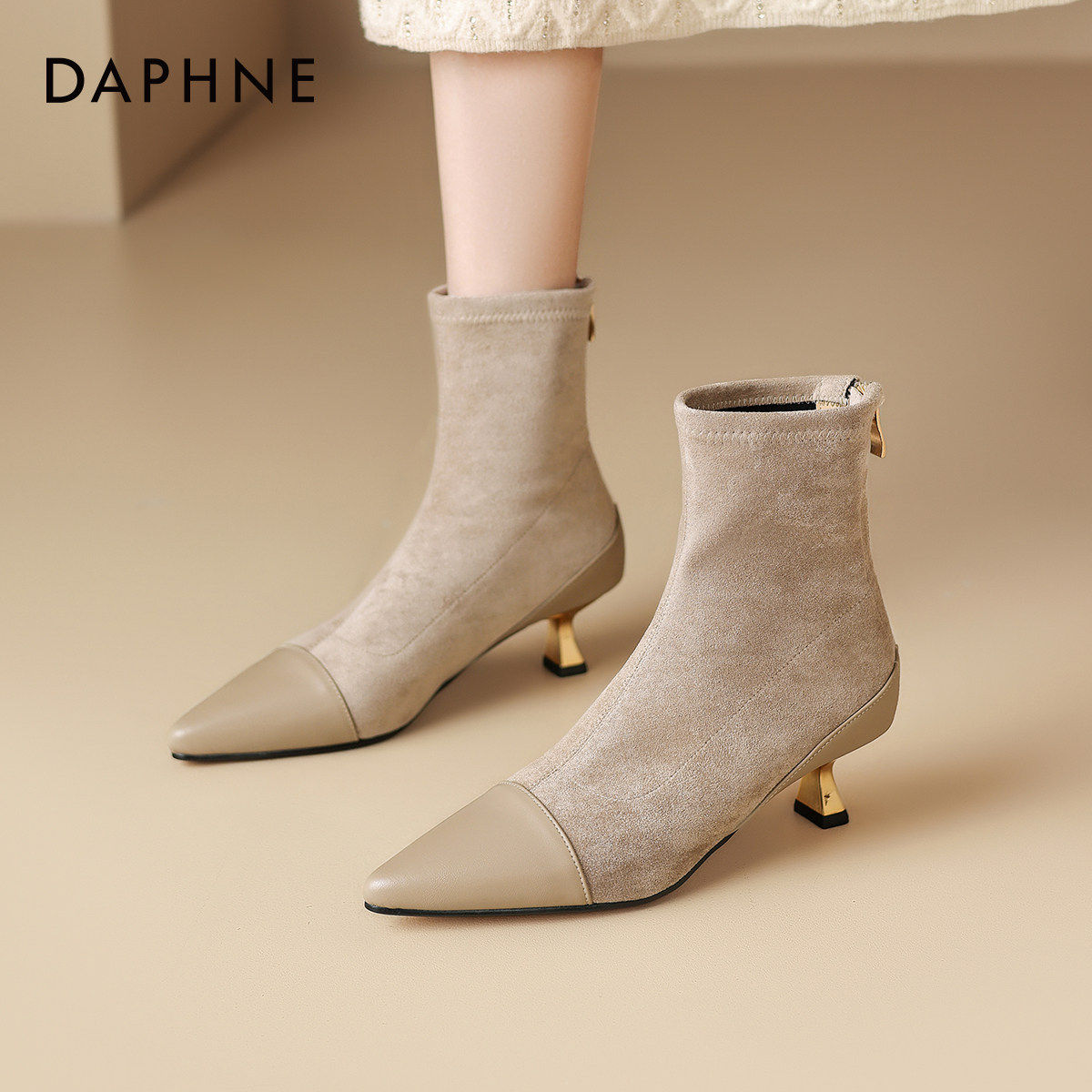 达芙妮法式尖头短靴女款2026冬款绒面瘦瘦靴子细跟袜靴加绒马丁靴