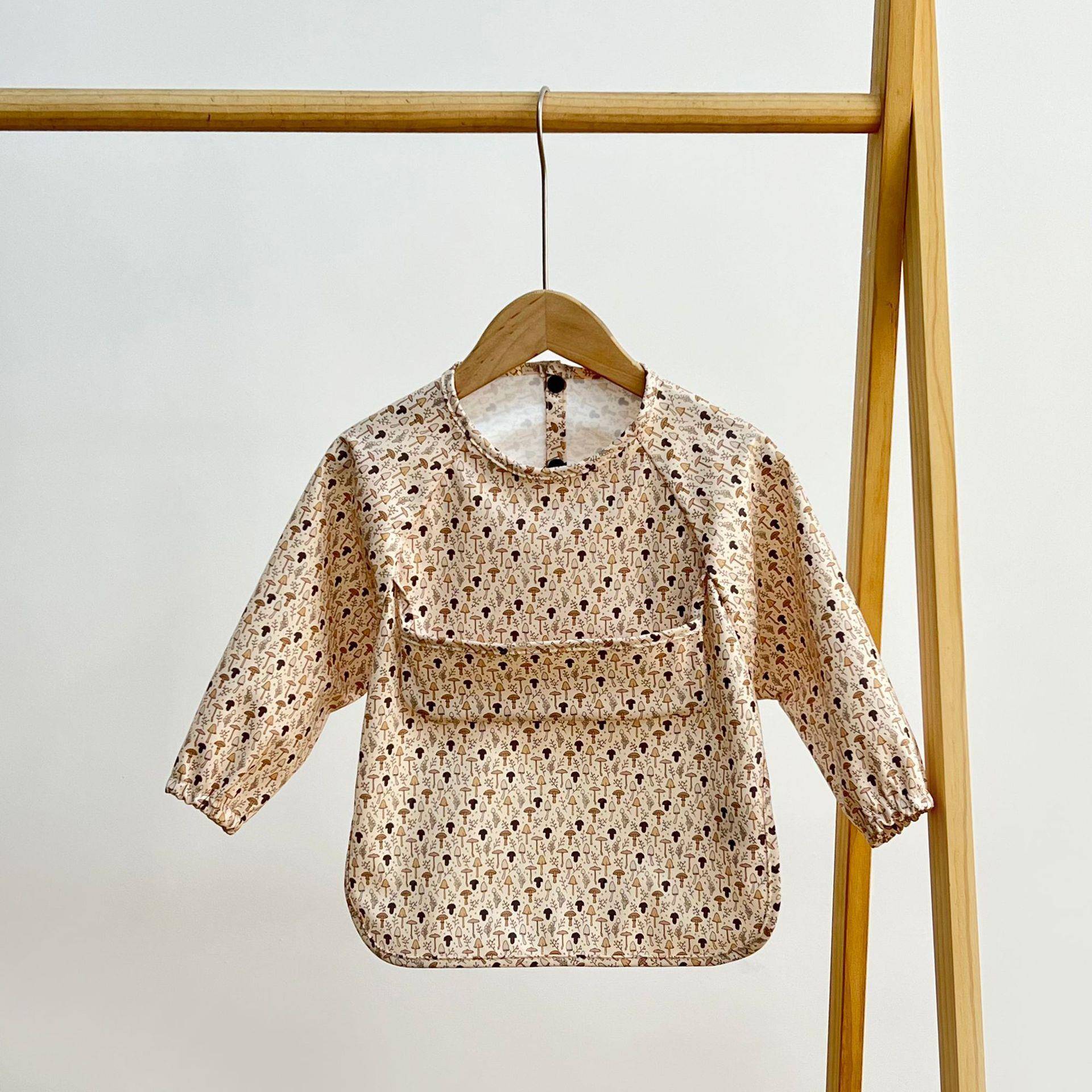 婴儿反穿衣长袖防水儿童罩衣新款宝宝吃饭衣防脏可收纳大口袋围裙